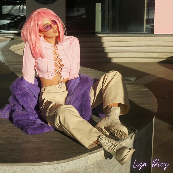 Обложка песни LIZA DIEZ - Счастливым быть в моде