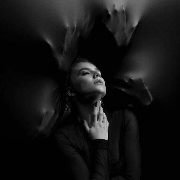 Обложка песни Катя Адушкина - Поиск в темноте